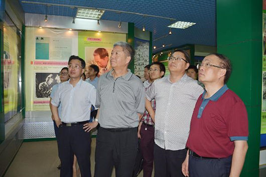 湖南懷化市委書記彭國甫陪同我院國家高新區(qū)調研組專家考察